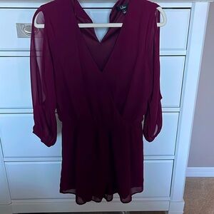 Romper rayon-long sleeves with openings maroon color. V-neck gathered waist